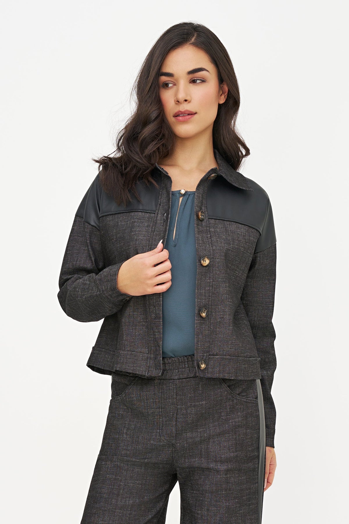 Women's Woven Mid-Weight Button-Down Long Sleeve Denim Jacket