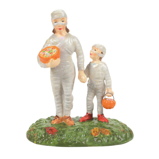 Department 56 Snow Village Halloween Accessories Mommy Treats Figurine, 4.53 Inch, Multicolor