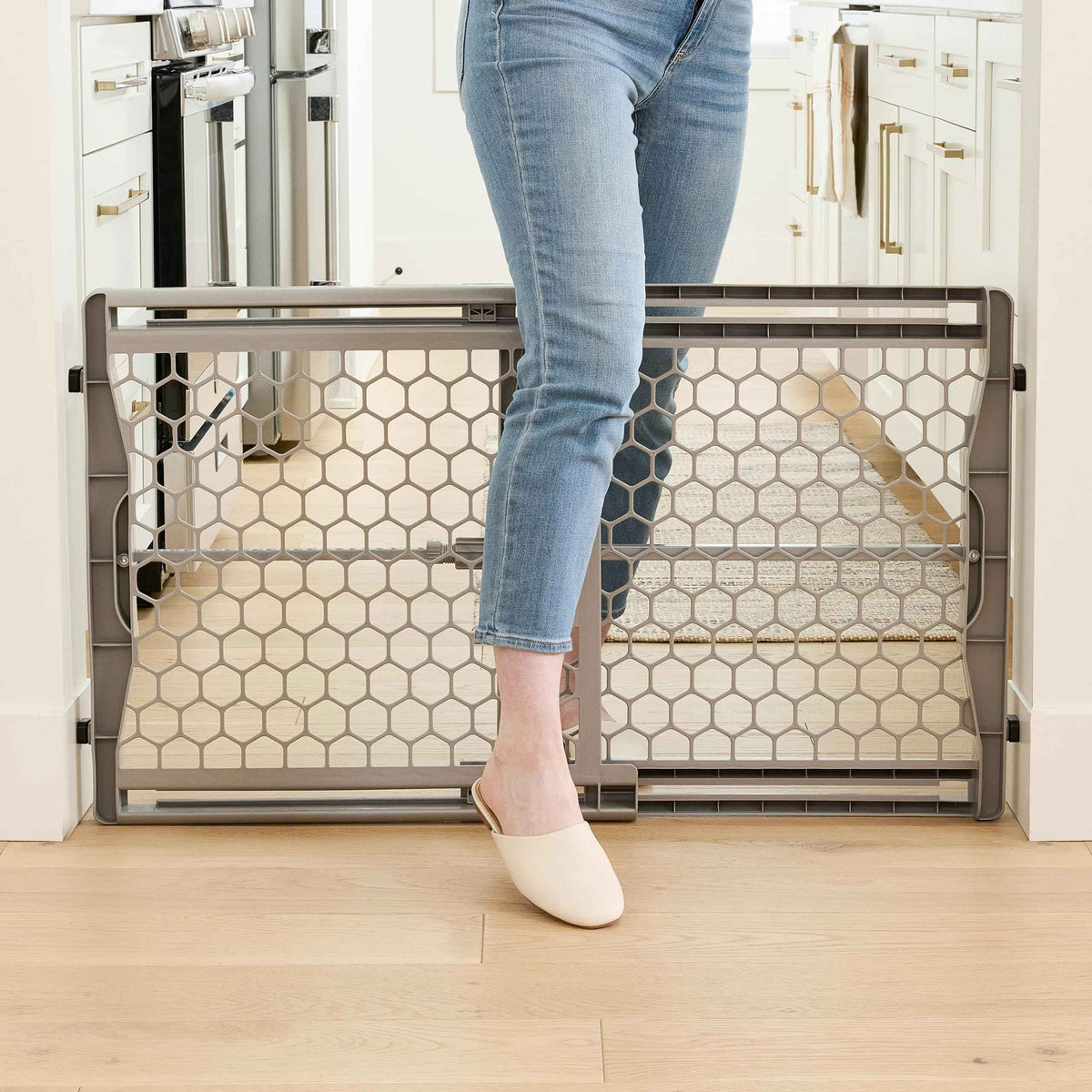 Regalo Easy Fit Plastic Adjustable Extra Wide Baby Gate, Award Winning Brand, 23 Inches Tall, Fits Openings Between 28 to 42 Inches, Pressure Mounted 🍁 All In One Marketplace Canada