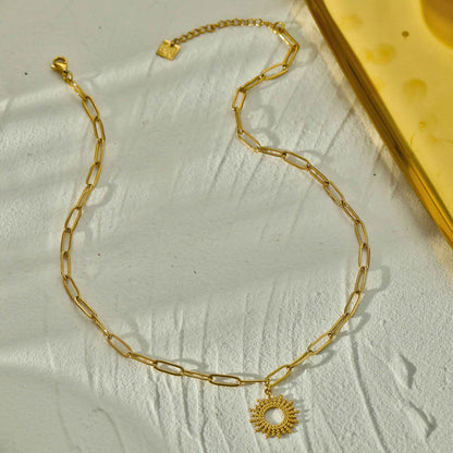 Style ABIGAIL: Contemporary Link Chain Necklace with Ornate Star Burst Pendant