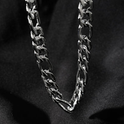 Style CHAPORA: Textured Cuban-Link Chunky Chain Necklace in White Gold (Silver Toned)