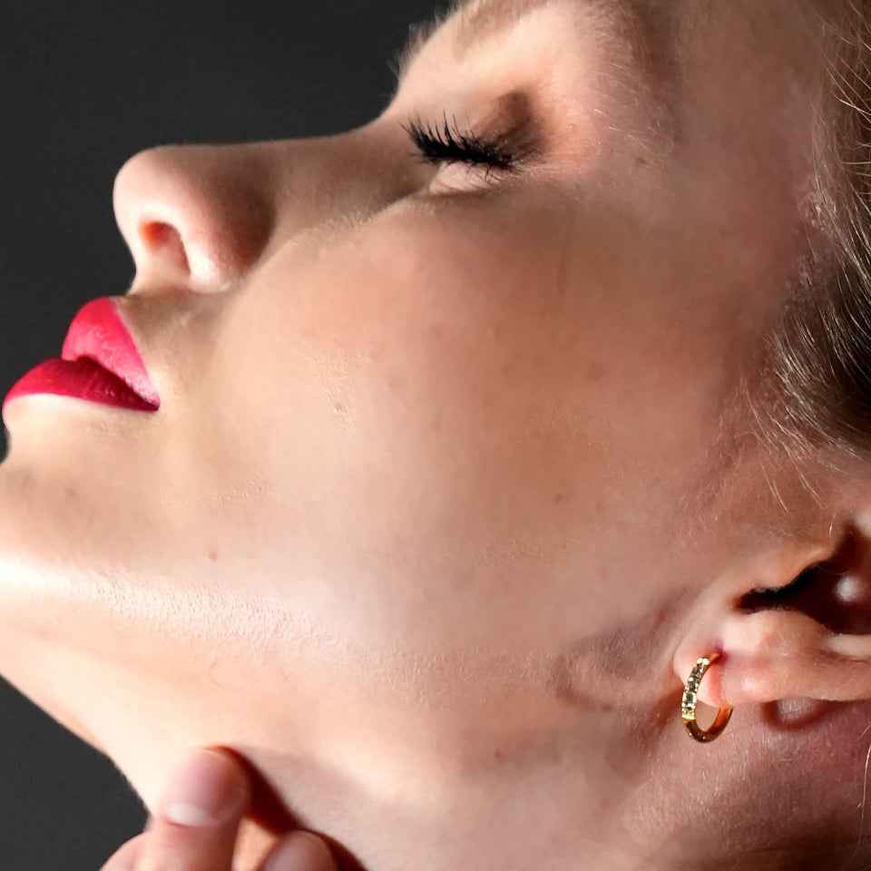 DARCI: Pavé Zirconia Gemstone Embedded Classic Mini Hoop in Gold