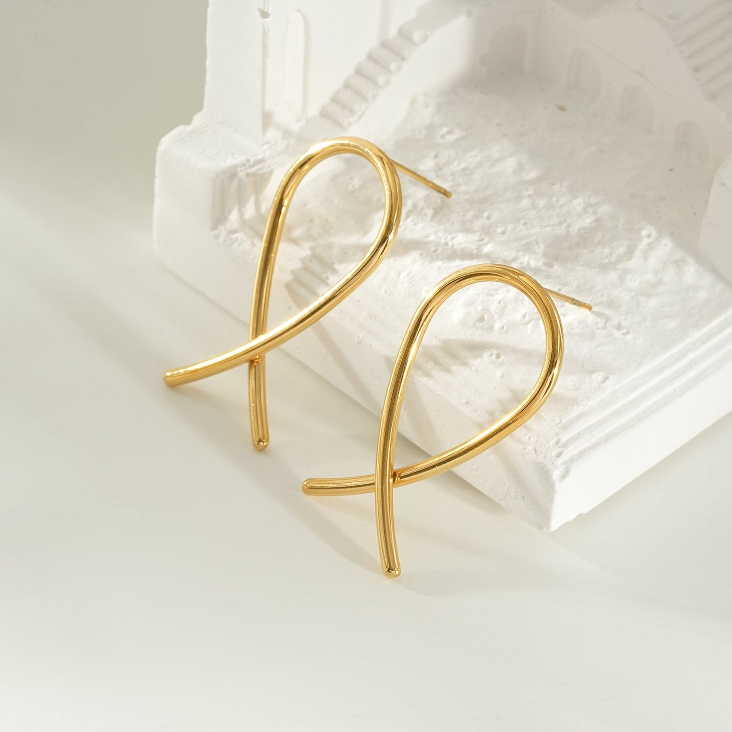 MAEVE Gold: Minimalist Oval Shaped Wire Constructed Stud Earrings