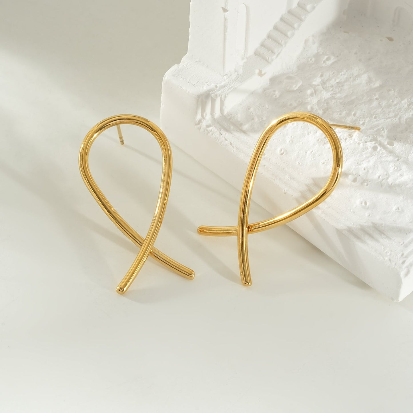 MAEVE Gold: Minimalist Oval Shaped Wire Constructed Stud Earrings