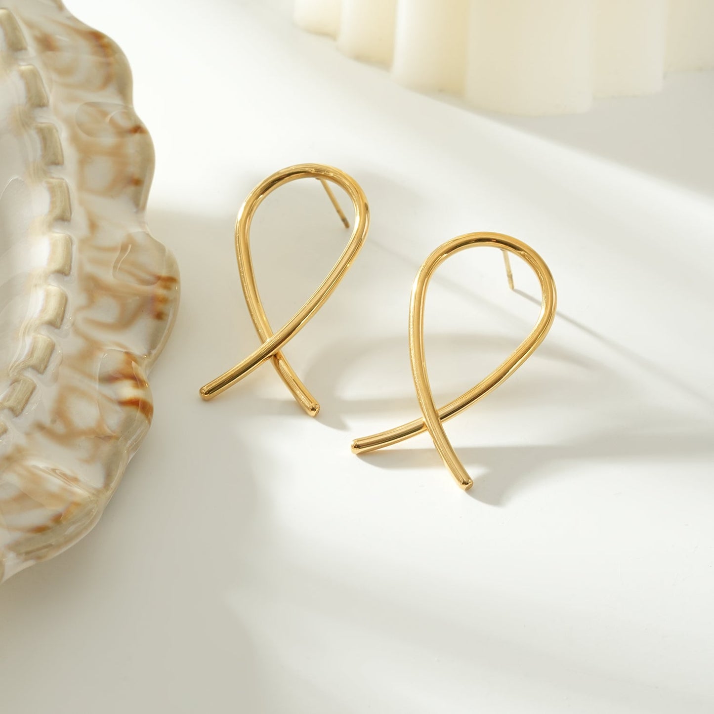 MAEVE Gold: Minimalist Oval Shaped Wire Constructed Stud Earrings