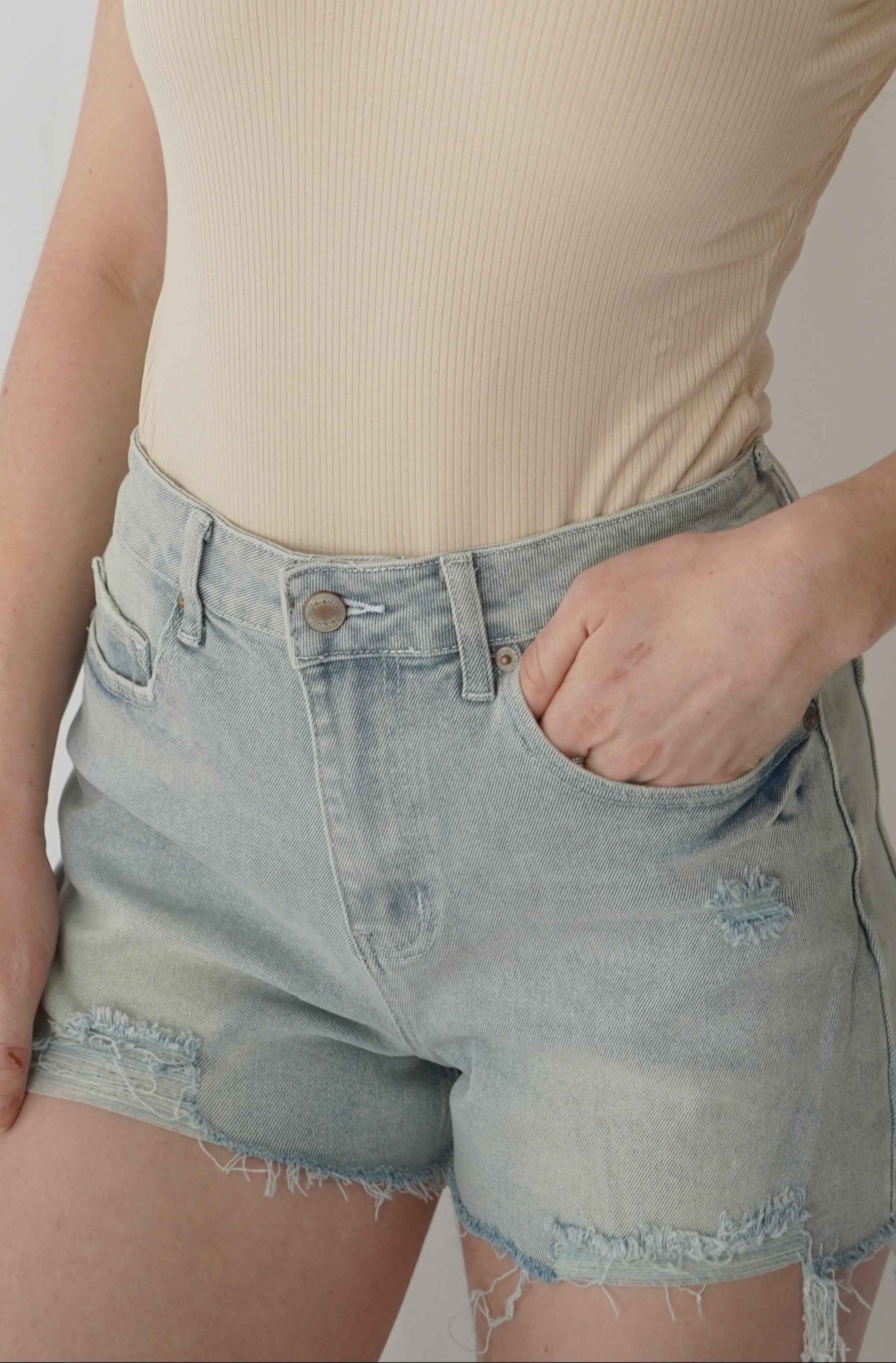 Short en jean pâle - trouée