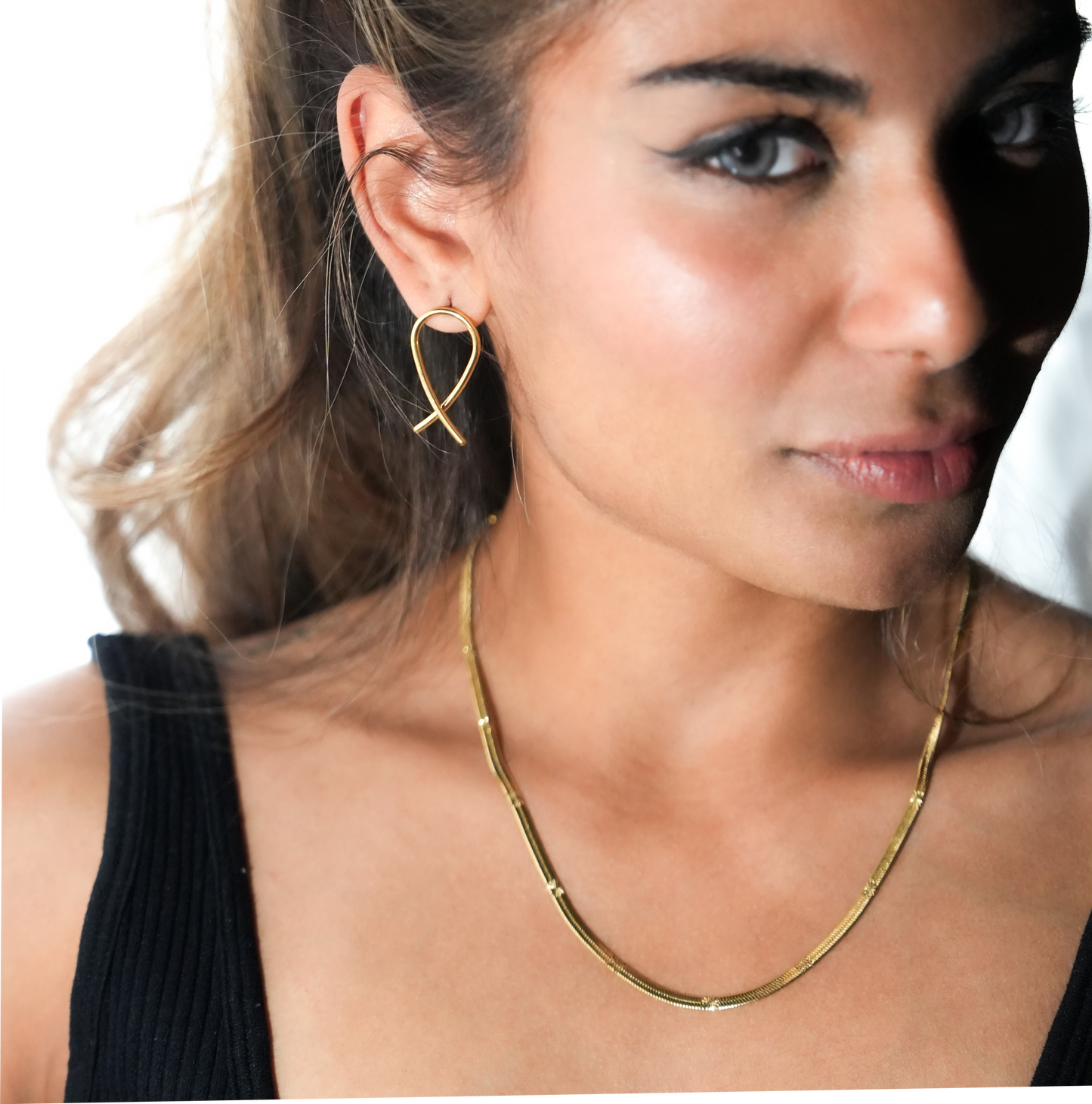 MAEVE Gold: Minimalist Oval Shaped Wire Constructed Stud Earrings