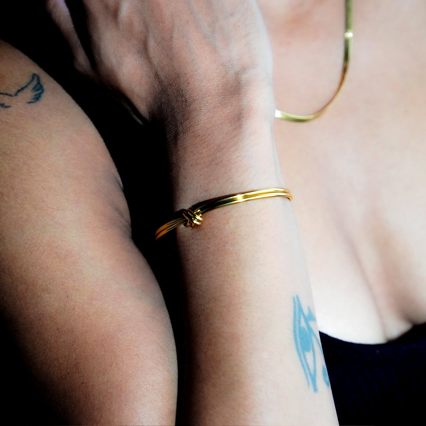 VANDA Gold: Modern Double Strand Metal Knot Bracelet