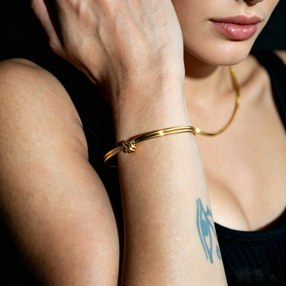 VANDA Gold: Modern Double Strand Metal Knot Bracelet
