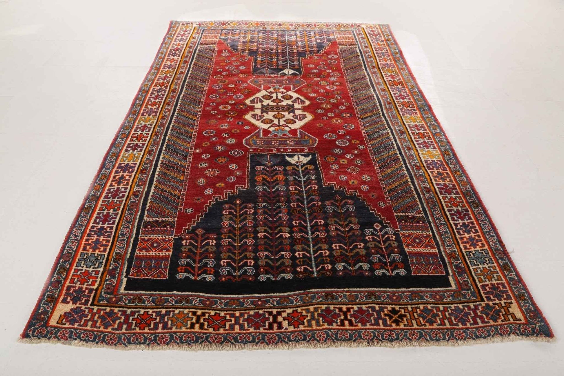 Persian Shiraz Rug | 5' 8" x 6' 10"