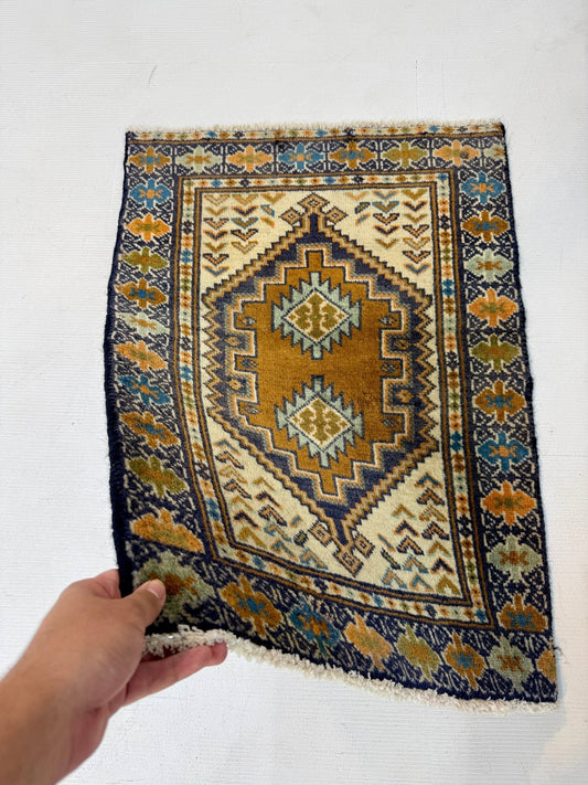 Persischer Turkmenenteppich | 1' 10” x 2' 7"